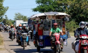 中企承建大桥被炸毁，泰军航母出动，拉起海上封锁线，打到柬埔寨低头认输为止！