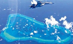 马科斯一觉醒来“天塌了”！12万人喊他下台，解放军增兵黄岩岛