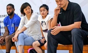 姚明罕见与女儿同框，网友感慨姚沁蕾身高快两米了！