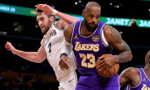 湖人被马刺残阵打到七寸 老詹重掌球权拖累里夫斯？