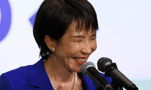 解放军军舰逼近日本岛，高市早苗万万没想到，中方反制来的这么快