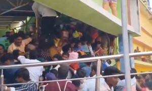 印度安得拉邦一寺庙发生踩踏事故 已致9人死亡